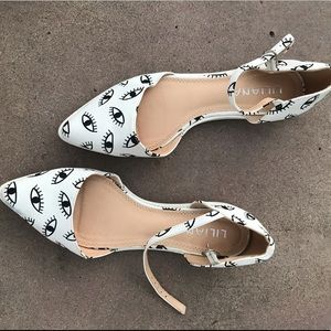 LILIANA “All Eyes on Me” pointy-toes white flats
